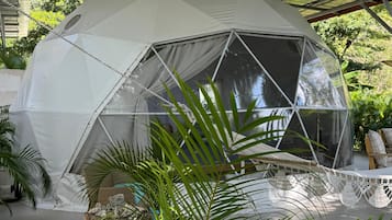 Tente Exclusive, patio, vue océan | 1 chambre, matelas Tempur-Pedic, décoration personnalisée