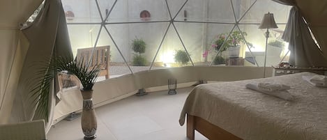 Klassieke tent, patio, uitzicht op tuin | 1 slaapkamer, Tempur Pedic-bedden, individueel gedecoreerd
