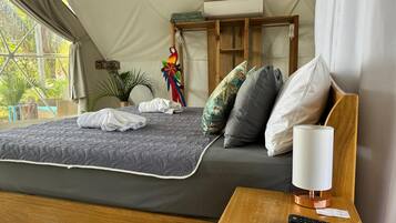 Tente Exclusive, patio, vue océan | 1 chambre, matelas Tempur-Pedic, décoration personnalisée