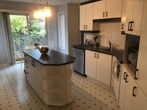 Private kitchen - 🌟 Welcome to your dream home! 🌟 (Sainte-Anne-de-Bellevue)