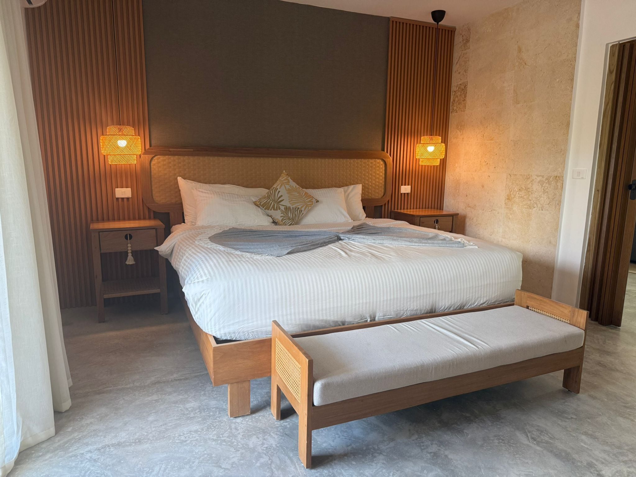 Sviitti, terassi, näköala uima-altaalle | Pillowtop-patjalliset sängyt, minibaari, tallelokero huoneessa