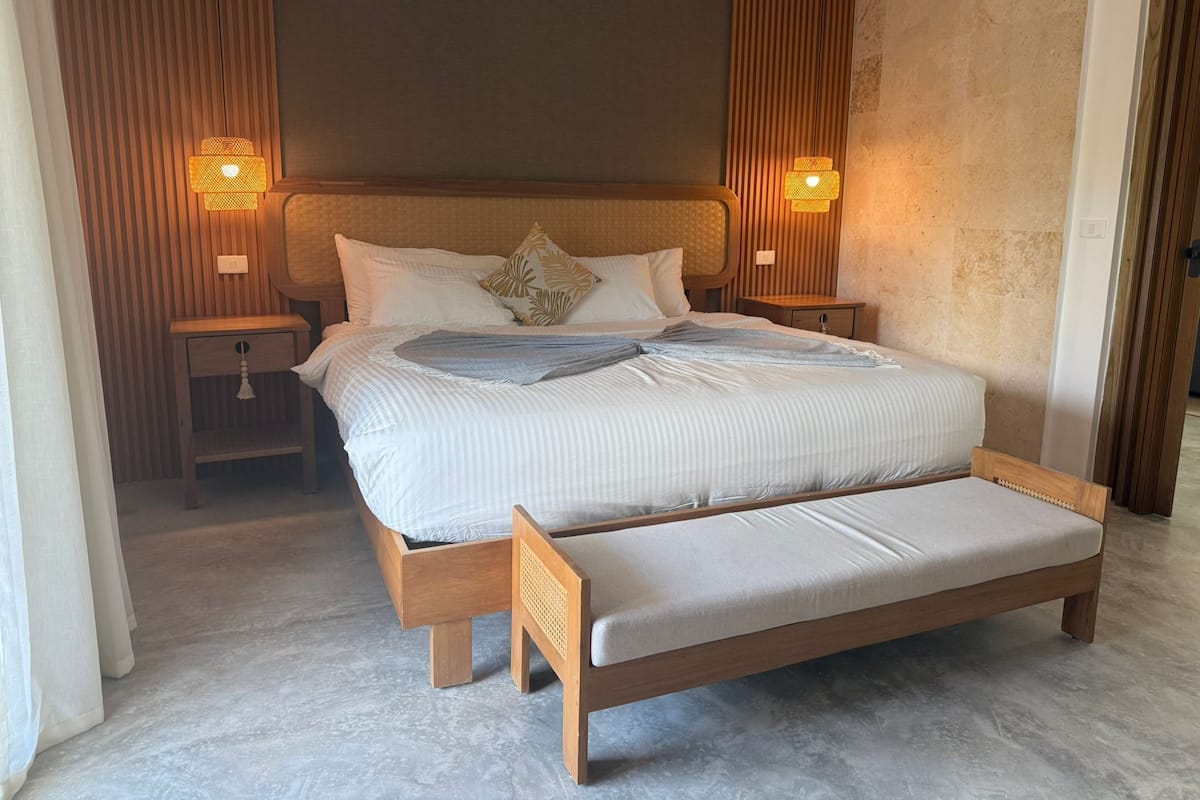 Sviitti, terassi, näköala uima-altaalle | Pillowtop-patjalliset sängyt, minibaari, tallelokero huoneessa