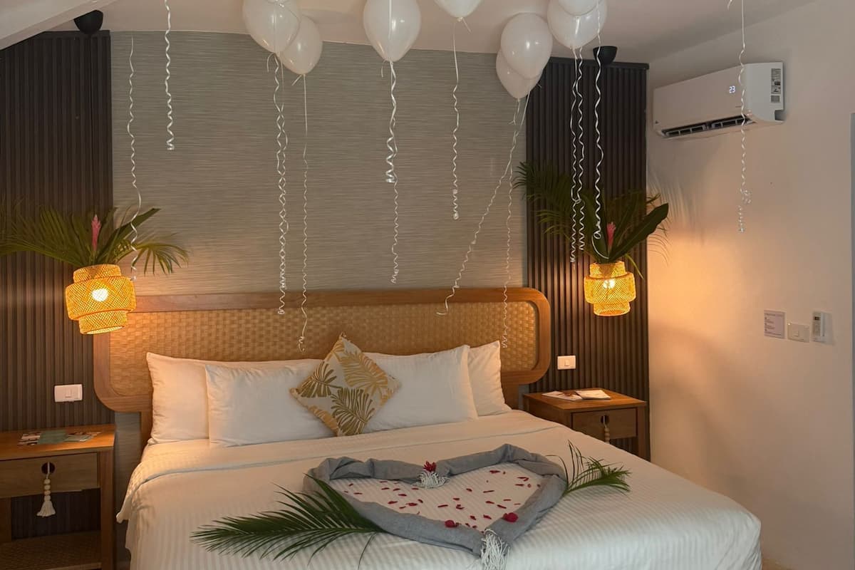 Standard-huone, 1 keskisuuri parisänky, patio, näköala uima-altaalle | Pillowtop-patjalliset sängyt, minibaari, tallelokero huoneessa