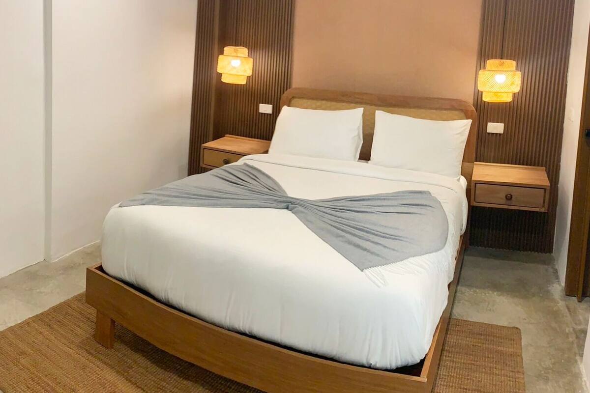 ห้องสแตนดาร์ด, เตียงควีนไซส์ 1 เตียง, วิวสวน | เตียงพร้อมฟูกเสริมที่นอน, มินิบาร์, ตู้นิรภัยในห้องพัก, ผ้าม่านกันแสง