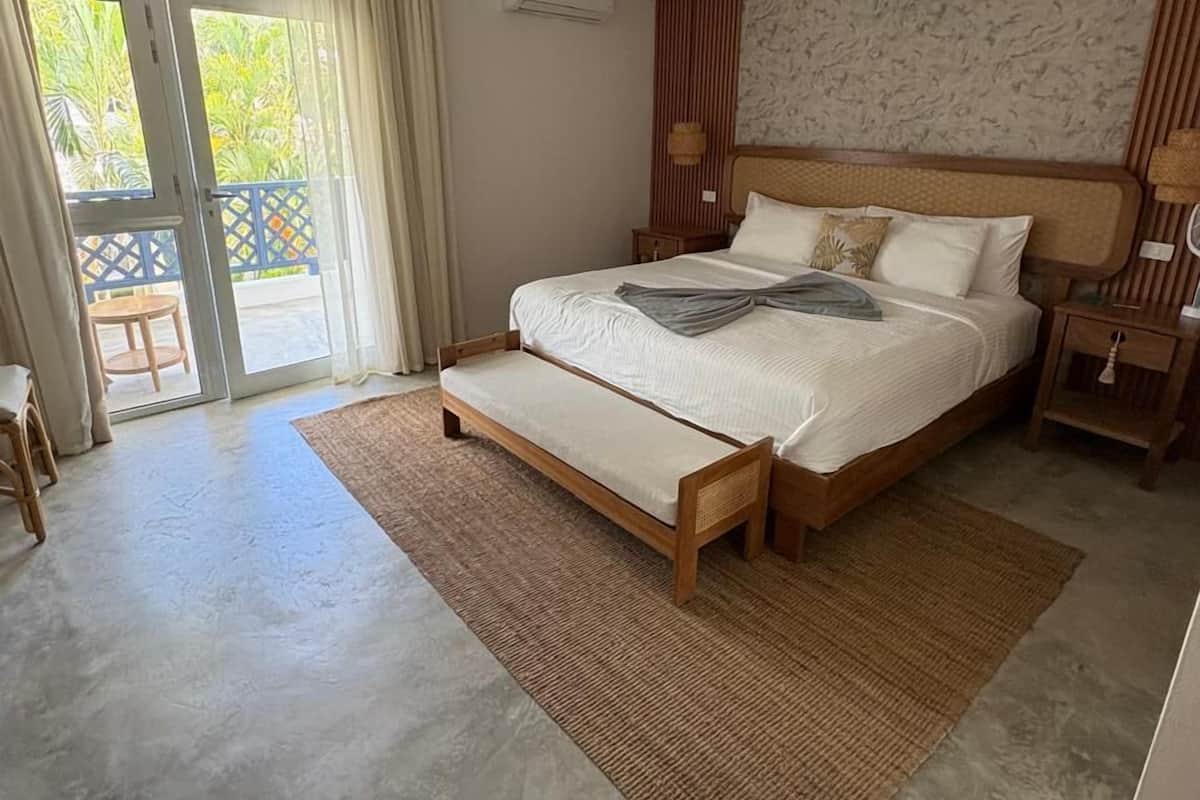 ห้องสวีท, วิวสระว่ายน้ำ | เตียงพร้อมฟูกเสริมที่นอน, มินิบาร์, ตู้นิรภัยในห้องพัก, ผ้าม่านกันแสง