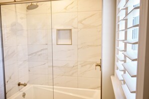 Shower, hair dryer, towels, soap - Relaxing 3 bedroom cottage located in beautiful Prince Edward Island, Canada (Kensington)