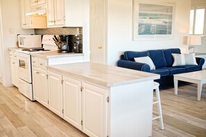 Fridge, microwave, oven, stovetop - Relaxing 3 bedroom cottage located in beautiful Prince Edward Island, Canada (Kensington)