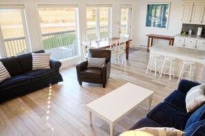 TV, books - Relaxing 3 bedroom cottage located in beautiful Prince Edward Island, Canada (Kensington)