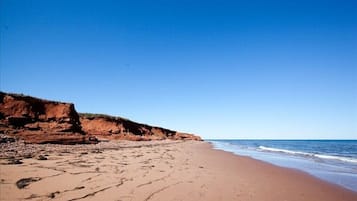 Playa en los alrededores y toallas de playa