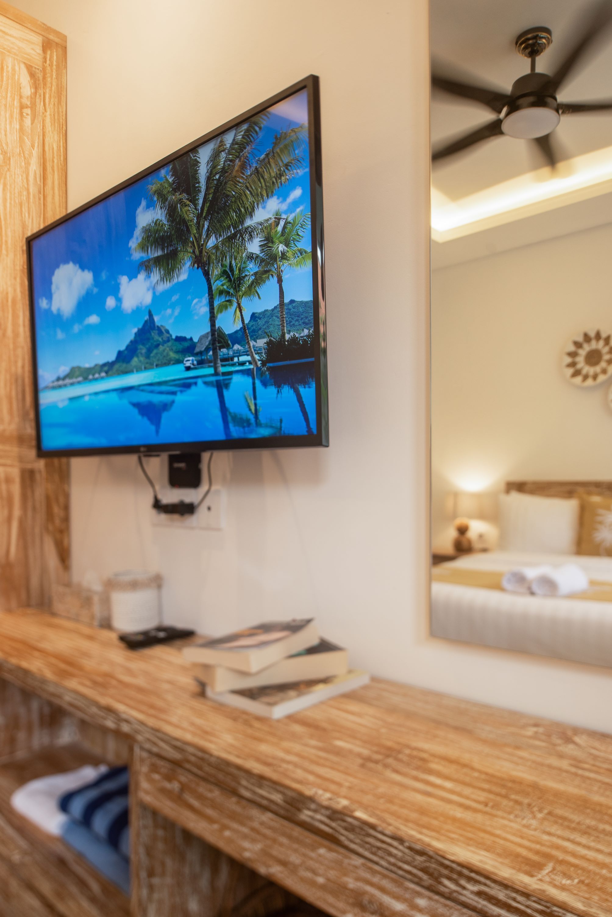 Junior Studio Suite, 1 Queen Bed | Desk, laptop workspace, soundproofing, iron/ironing board