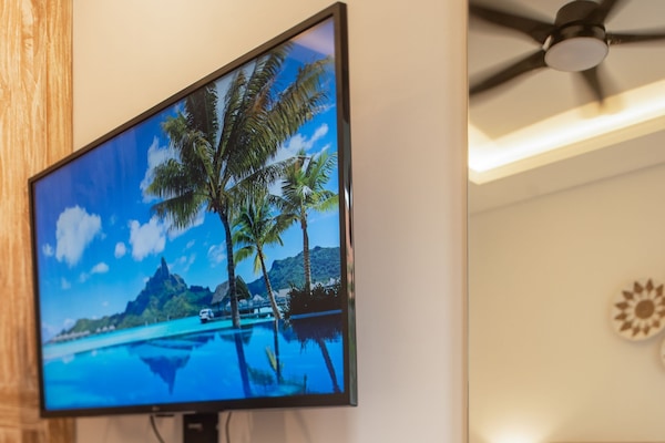 Junior Studio Suite, 1 Queen Bed | Desk, laptop workspace, soundproofing, iron/ironing board