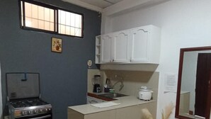 Casa City | Cocina privada | Frigorífico, microondas, horno y placa de cocina