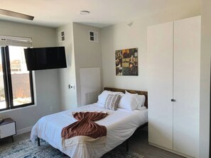 Desk, iron/ironing board, free WiFi, bed sheets - Sleepover | Exclusive Studio and Gym - Des Moines (Des Moines)