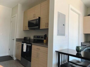 Jääkaappi, mikroaaltouuni, uuni, liesi