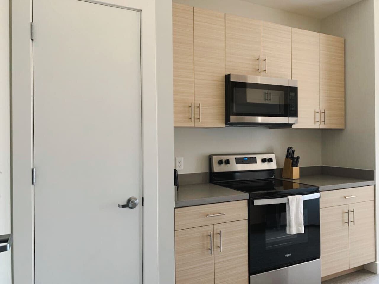 Kylskåp, mikrovågsugn, ugn och spishäll