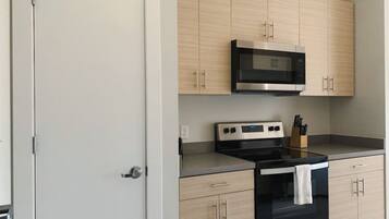 Kylskåp, mikrovågsugn, ugn och spishäll