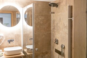 Een douche, een regendouche, gratis toiletartikelen, een haardroger
