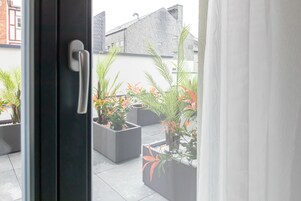 高档床上用品、迷你吧、客房内保险箱、办公桌