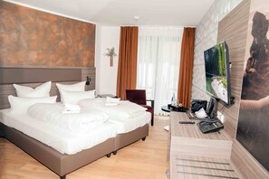 Phòng đôi tiện nghi đơn giản | Bộ đồ giường cao cấp, minibar, két bảo mật tại phòng, bàn 