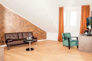 Comfort-sviitti | Oleskelualue | 41–tuumainen äly-TV, jossa satelliittikanavat