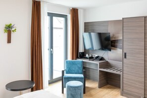 Ylelliset vuodevaatteet, minibaari, tallelokero huoneessa, työpöytä