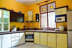 Private kitchen - Enjoy a luxury Experience, Bigcity Villa (Peellawatta)