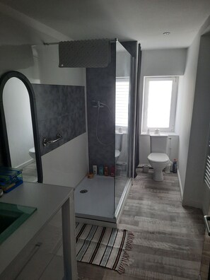 Douche, sèche-cheveux, papier toilette