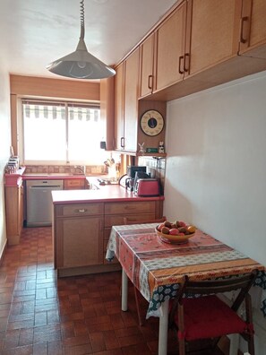 KĂŒhlschrank, Mikrowelle, Ofen, Herdplatte