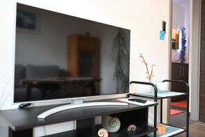 Fernseher, DVD-Player, Bücher, Stereoanlage