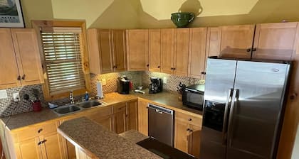 Cozy retreat in Damascus on the AT and Creeper Trail. Pet Friendly!