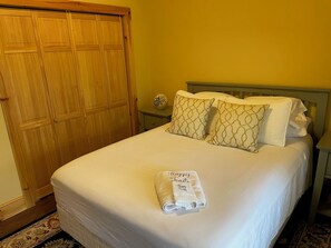 3 bedrooms, iron/ironing board, free WiFi, bed sheets - Cozy retreat in Damascus on the AT and Creeper Trail. Pet Friendly! (Damascus)
