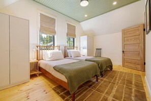 2 Schlafzimmer, Schreibtisch, Bügeleisen/Bügelbrett, Reisekinderbett