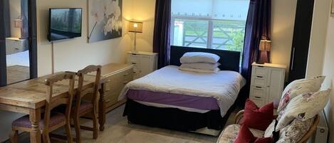 1 chambre, fer et planche à repasser, Wi-Fi gratuit, draps fournis