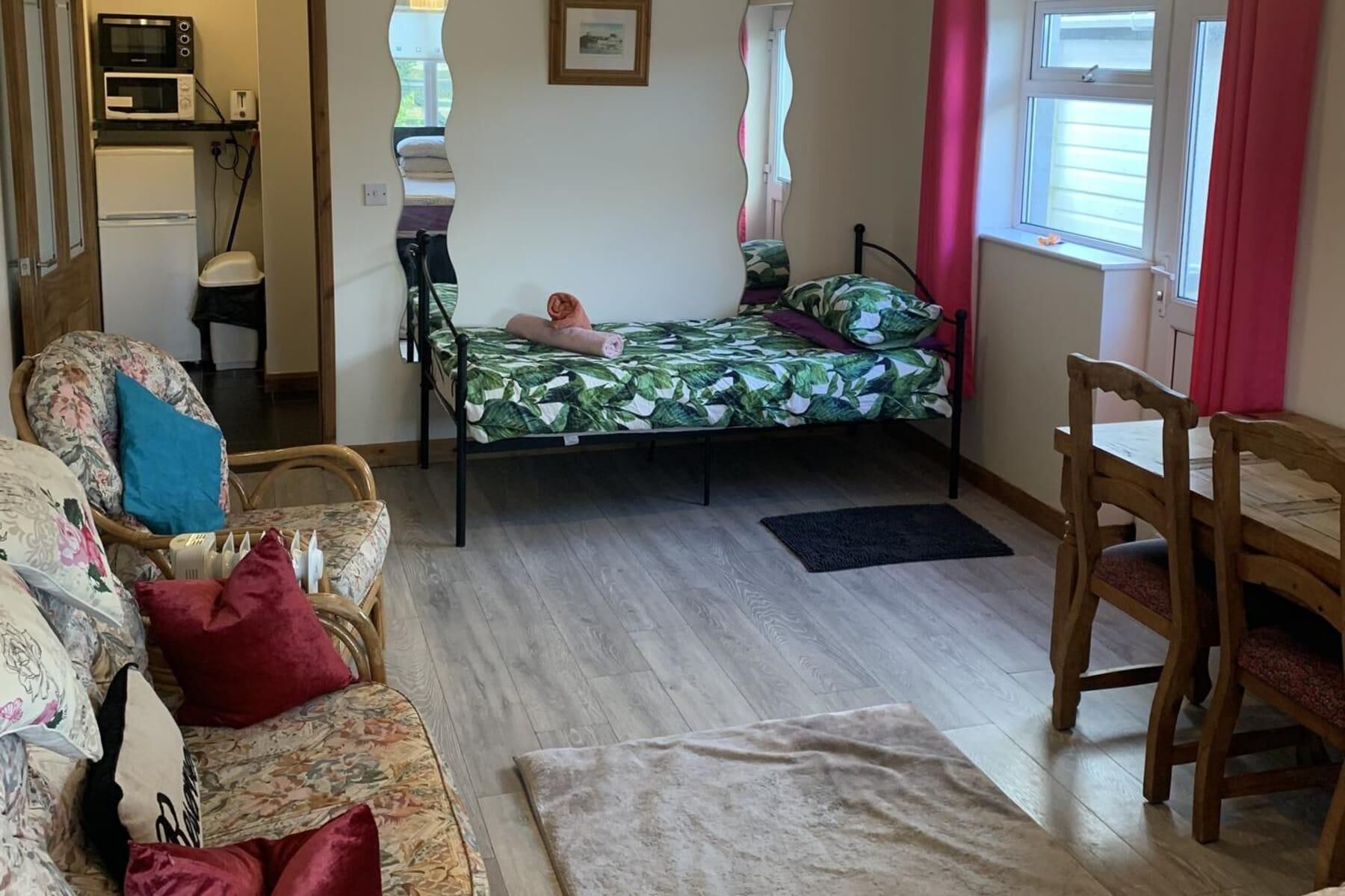 1 slaapkamer, een strijkplank/strijkijzer, gratis wifi, beddengoed