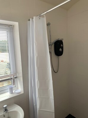 Douche, sèche-cheveux, serviettes fournies, papier toilette
