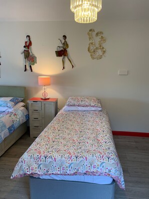 1 bedroom, iron/ironing board, free WiFi, bed sheets - Cozy Coastal Apartment in Kilgetty With Views (Kilgetty)