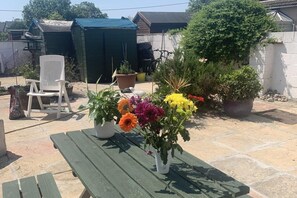 Terrace/patio - Cozy Coastal Apartment in Kilgetty With Views (Kilgetty)