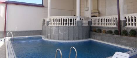 Piscine extérieure en saison