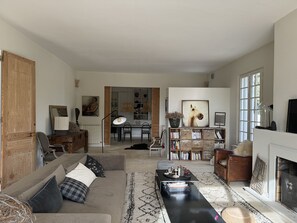 Kamin, DVD-Player, Tischtennisplatte, Bücher