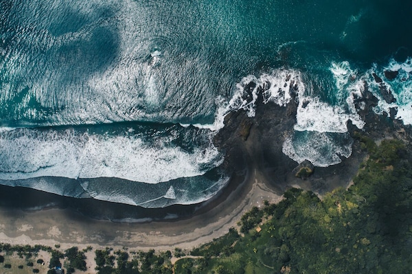 En la playa, sombrillas