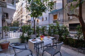 Outdoor dining - Luxurious and Stylish Athenian Apartment in the heart of the city (Athina)