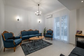 Smart TV - Luxurious and Stylish Athenian Apartment in the heart of the city (Athina)