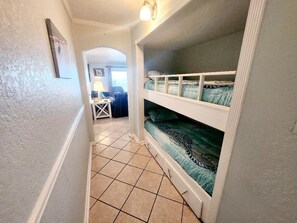 1 dormitorio, tabla de planchar con plancha, wifi y ropa de cama