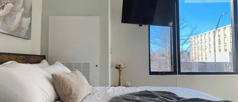 Escritorio, tabla de planchar con plancha, wifi gratis y ropa de cama