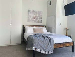Bureau, fer et planche à repasser, Wi-Fi gratuit, draps fournis