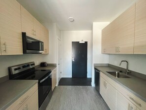 Fridge, microwave, oven, stovetop - Sleepover: Tasteful Studio and Gym - Des Moines
(Des Moines)