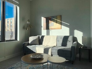 Smart TV - Sleepover: Tasteful Studio and Gym - Des Moines
(Des Moines)