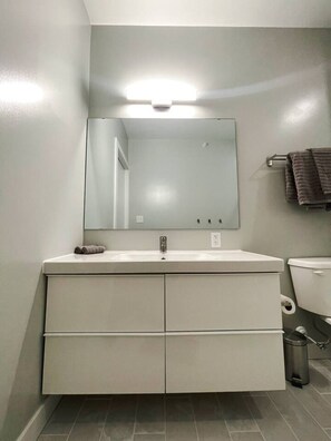 Asciugacapelli, asciugamani, sapone, shampoo