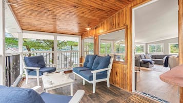 Smart TV, caminetto, videogiochi, libri