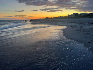 Sun loungers, beach towels - Bubbles Up Surf Shack-3 BD Dog Friendly-Reno'd 2024-Walk to best of Atlantic Bch (Atlantic Beach)